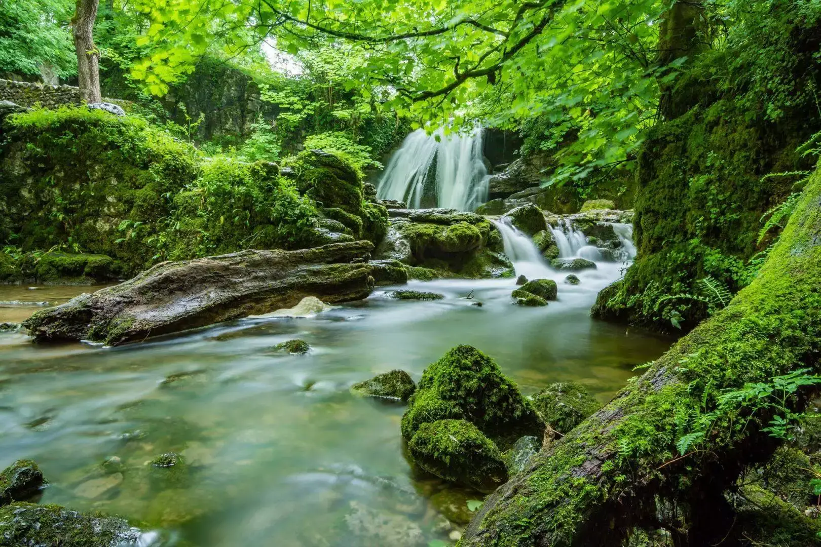 https://pixabay.com/photos/janet-s-foss-malham-yorkshire-2451389 waterfall in mekong